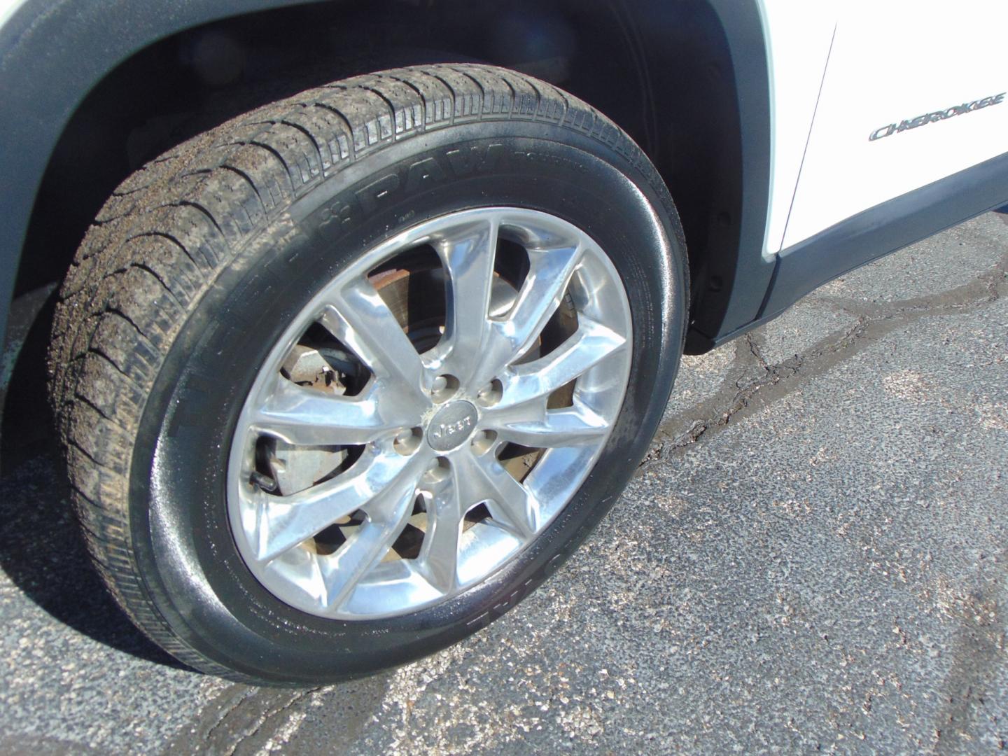 2015 White Jeep Cherokee (1C4PJMDS4FW) with an V6 3.2 Liter engine, Automatic, 9-Spd transmission, located at 2105 Dixie Hwy, Louisville, KY, 40210, (502) 772-3333, 38.220932, -85.795441 - Photo#1